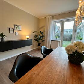 House for rent for €3,800 per month in Frankfurt am Main, Fuchshohl