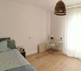 Privé kamer te huur voor € 325 per maand in Gijón, Calle Juan de la Cosa