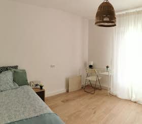 Private room for rent for €325 per month in Gijón, Calle Juan de la Cosa
