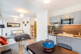 Studio for rent for €2,530 per month in Paris, Rue Agrippa d'Aubigné