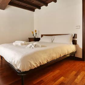 Apartment for rent for €2,209 per month in Florence, Borgo San Iacopo