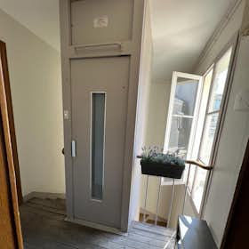 Studio for rent for €1,100 per month in Paris, Rue de Wattignies