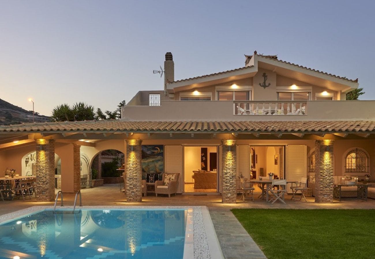 公寓 正在以 €32,000 的月租出租，其位于 Vári, Athinon-Souniou