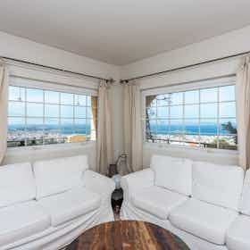 Apartment for rent for €2,000 per month in Voúla, Thessalias