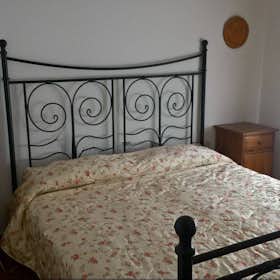公寓 正在以 €990 的月租出租，其位于 Tivoli, Viale del Canopo