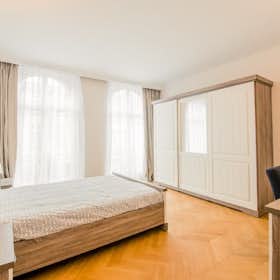 Отдельная комната сдается в аренду за 600 € в месяц в Auderghem, Chaussée de Wavre