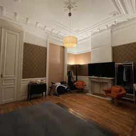 Building for rent for €600 per month in Brussels, Rue du Beau Site
