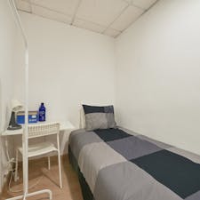 WG-Zimmer for rent for 350 € per month in Lisbon, Avenida António Serpa