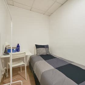 Private room for rent for €350 per month in Lisbon, Avenida António Serpa