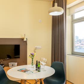 Apartment for rent for €2,090 per month in Porto, Escadas do Codeçal