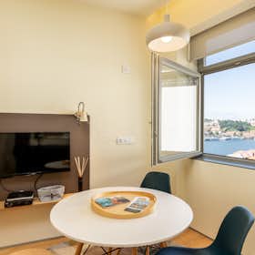 公寓 正在以 €2,090 的月租出租，其位于 Porto, Escadas do Codeçal