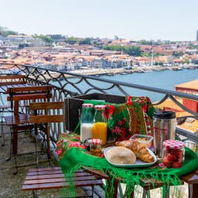 Apartment for rent for €2,190 per month in Porto, Escadas do Codeçal