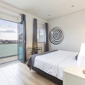 Apartment for rent for €2,400 per month in Porto, Rua de Saraiva de Carvalho