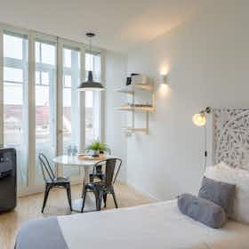 Apartment for rent for €1,860 per month in Porto, Rua da Galeria de Paris