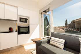 Apartment for rent for €2,740 per month in Porto, Rua da Galeria de Paris