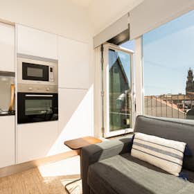 Apartment for rent for €2,740 per month in Porto, Rua da Galeria de Paris