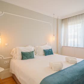 Apartment for rent for €2,990 per month in Porto, Rua de Sá da Bandeira