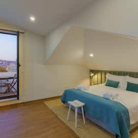 Apartment for rent for €2,190 per month in Vila Nova de Gaia, Rua Luís de Camões