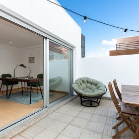 Apartment for rent for €2,740 per month in Porto, Rua de Costa Cabral