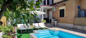 Appartement te huur voor € 1.900 per maand in Anzio, Via Maia