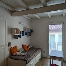 Studio for rent for €1,200 per month in Bologna, Via Santo Stefano
