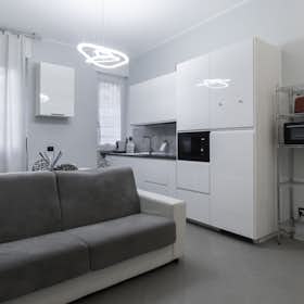 Apartment for rent for €2,170 per month in Milan, Via Piero Martinetti