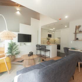 House for rent for €2,000 per month in Porto, Calçada do Carregal
