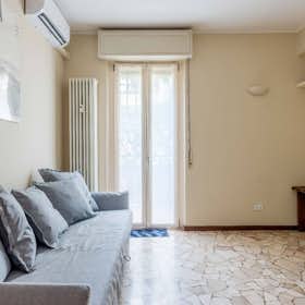 Apartment for rent for €1,400 per month in Milan, Viale Giovanni da Cermenate