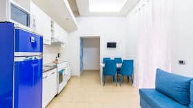 Apartment for rent for €1,705 per month in Naples, Via dei Tribunali