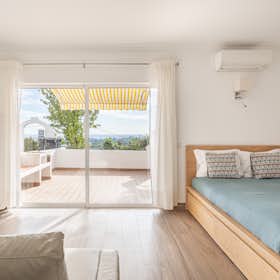 单间公寓 正在以 €2,300 的月租出租，其位于 Faro, Caminho das Cercas