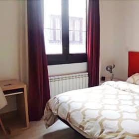 Private room for rent for €640 per month in Madrid, Calle de Toledo