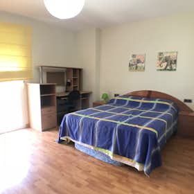 Private room for rent for €465 per month in Granada, Calle Rosalía de Castro