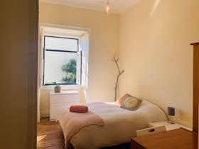 Отдельная комната сдается в аренду за 750 € в месяц в Cascais, Avenida da República