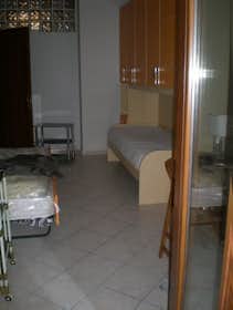 私人房间 正在以 €600 的月租出租，其位于 Nettuno, Via Risorgimento
