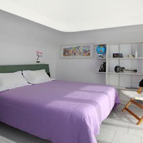 Apartment for rent for €2,150 per month in Milan, Via Giuseppe Giusti