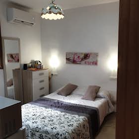 Private room for rent for €375 per month in Granada, Calle Elvira