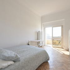 Private room for rent for €400 per month in Lisbon, Rua Sampaio e Pina