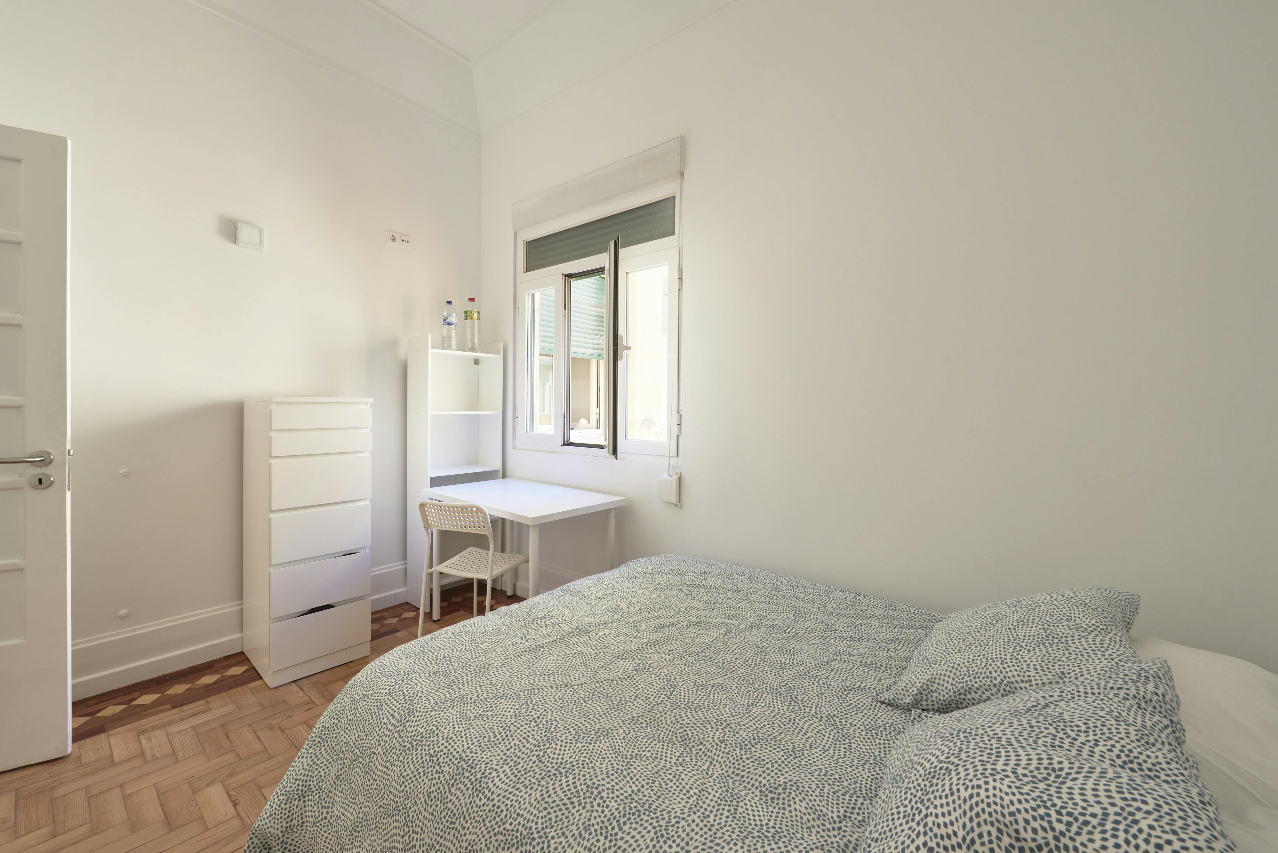 Private room for rent for €450 per month in Lisbon, Rua Sampaio e Pina