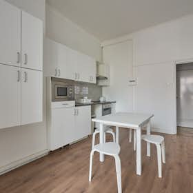 WG-Zimmer for rent for 450 € per month in Lisbon, Rua Sampaio e Pina