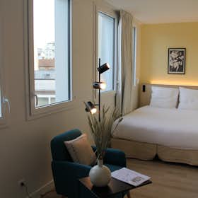 Studio for rent for €1,930 per month in Issy-les-Moulineaux, Boulevard Gallieni