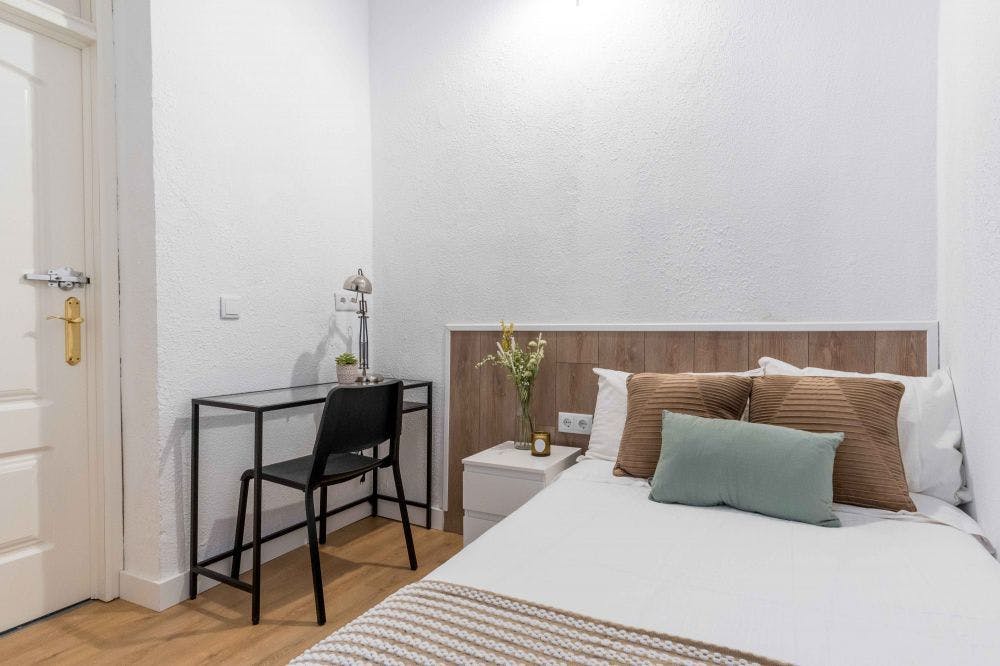 Private room for rent for €640 per month in Madrid, Plaza de la Marina Española
