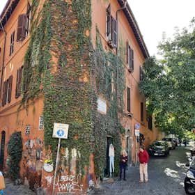Apartment for rent for €1,900 per month in Rome, Via Giuseppe Garibaldi