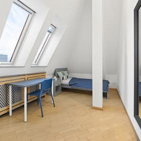 WG-Zimmer zu mieten für 710 € pro Monat in Berlin, Heerstraße