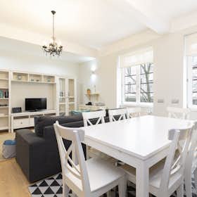Apartment for rent for €3,290 per month in Porto, Rua de Sá da Bandeira