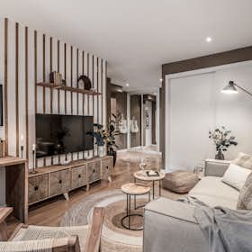 Apartment for rent for €3,057 per month in Madrid, Calle de Villanueva