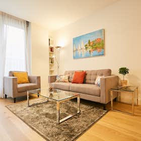 Apartment for rent for €2,625 per month in Madrid, Calle del Alcalde Sáinz de Baranda
