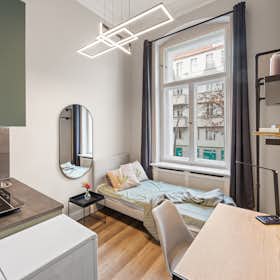 单间公寓 正在以 €1,300 的月租出租，其位于 Berlin, Motzstraße