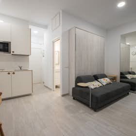 Apartment for rent for €1,468 per month in Madrid, Calle de la Ballesta