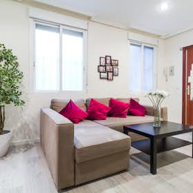 Apartment for rent for €2,417 per month in Madrid, Calle de Hortaleza