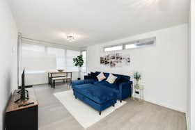 Lägenhet att hyra för 3 000 GBP i månaden i Sunbury on Thames, Staines Road West